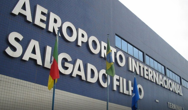 Após enchentes, Aeroporto Salgado Filho reabre nesta segunda no RS