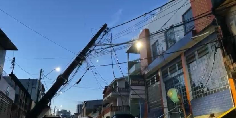 Poste fica pendurado por fios após tombar no São Francisco
