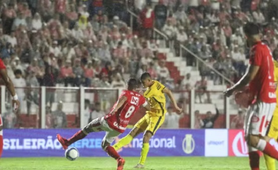 Com gol nos acréscimos, Amazonas perde de 1 a 0 para o Vila Nova 