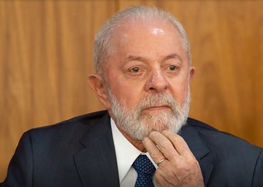 Lula retira pontos na cabeça após acidente doméstico