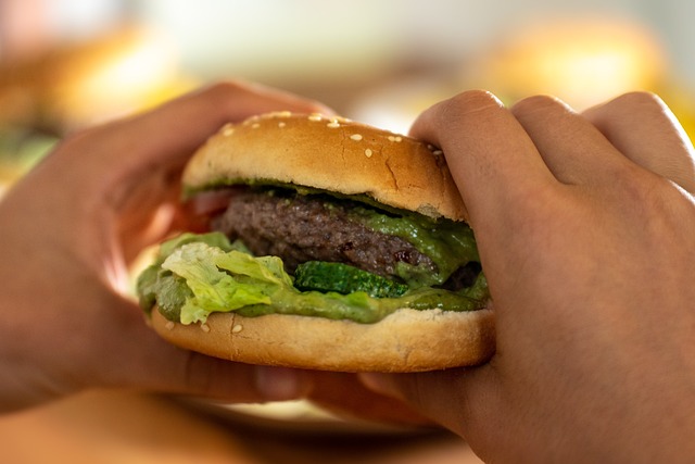 Adolescente de 15 anos é internada após comer hambúrguer do McDonald's