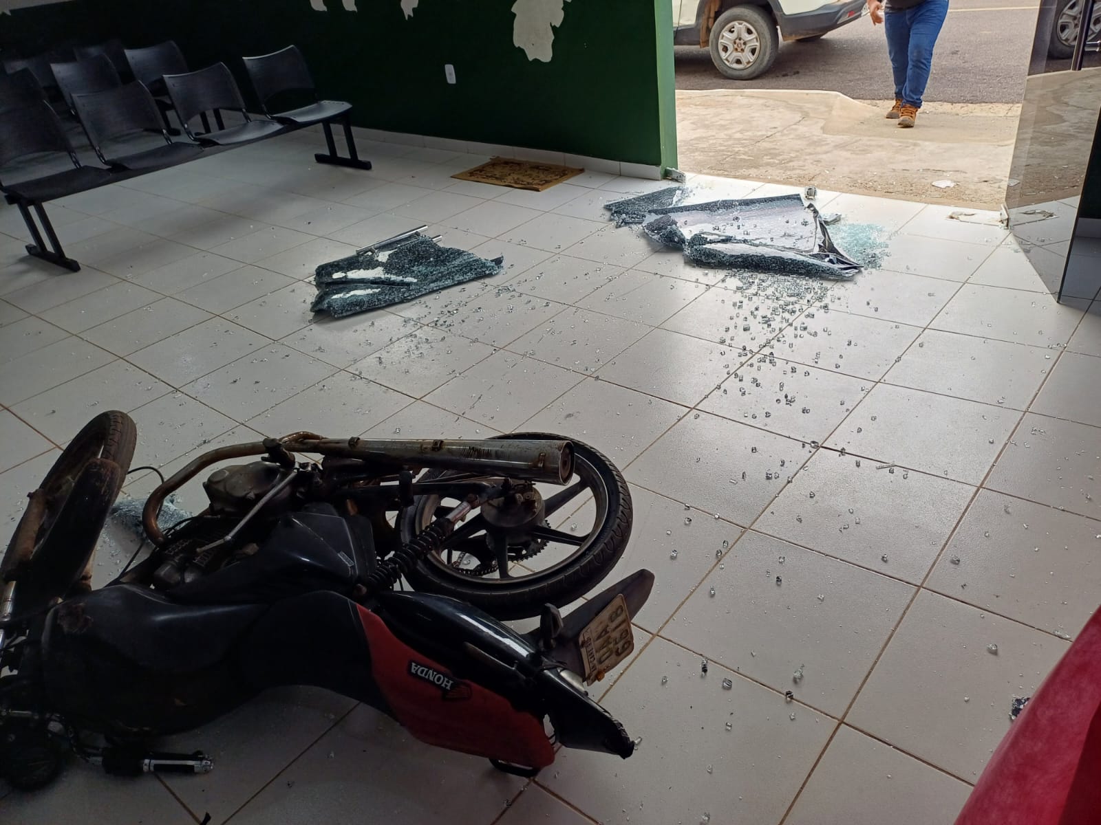 Homem tem ataque de fúria e quebra unidade de saúde em Silves