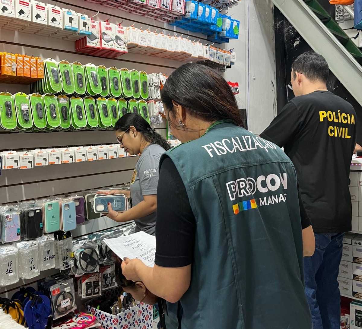 Procon apreende mais de 2 mil produtos falsificados em lojas de Manaus