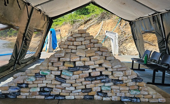 Dupla é presa ao transportar mais de 300 kg de drogas em canoa em Barcelos