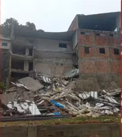 Prédio desaba durante temporal em Salvador