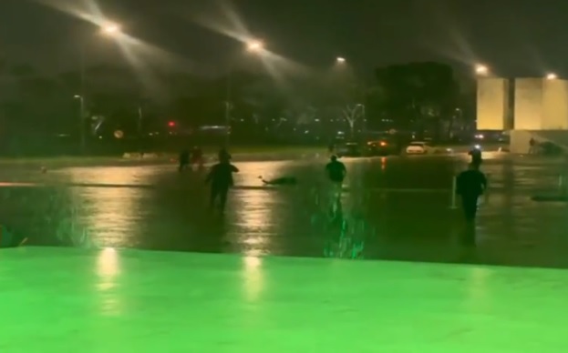 Praça dos Três Poderes é isolada após explosões em frente ao STF