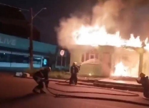 Parte de casa fica destruída após ser atingida por incêndio no Aleixo