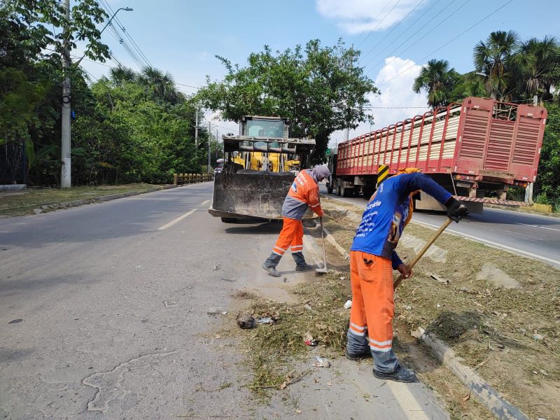 Serviços de limpeza são realizados na avenida Torquato Tapajós