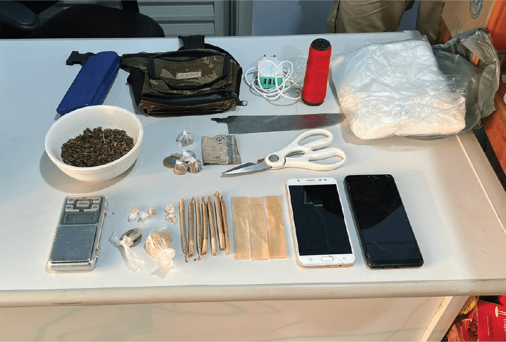 Foragido por roubo é preso suspeito de vender drogas em Caapiranga