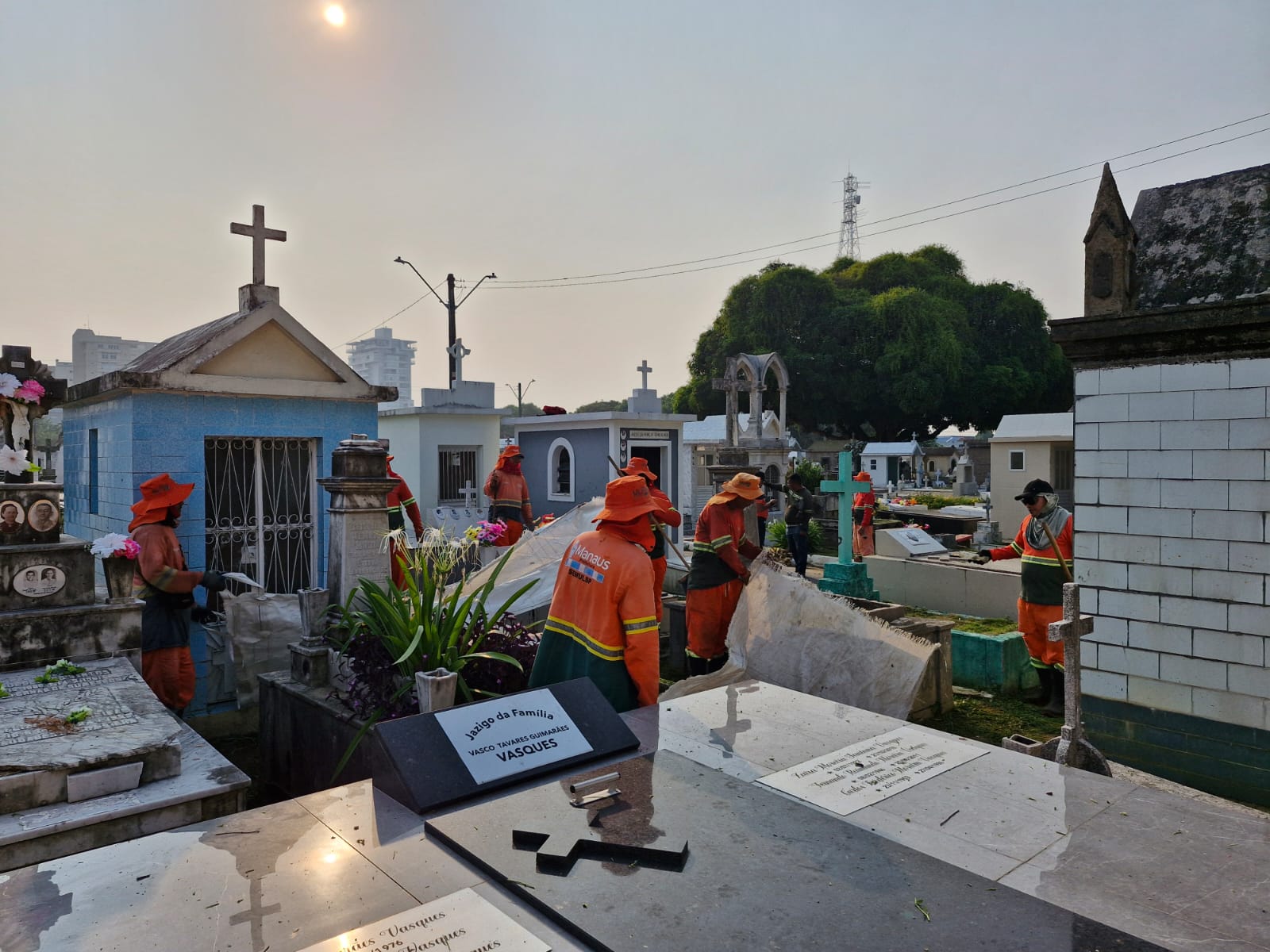 Limpeza e manutenção são realizadas diariamente nos cemitérios de Manaus