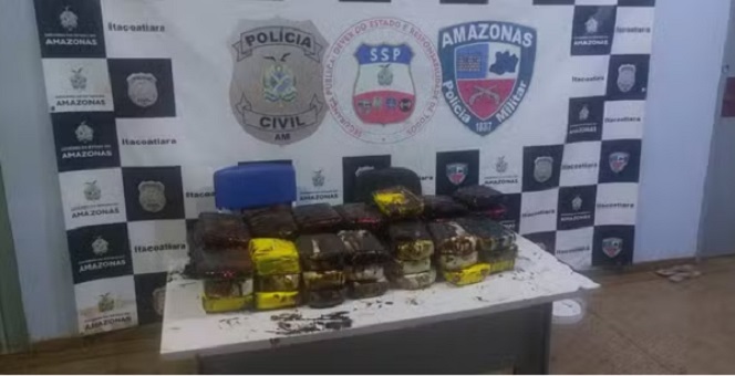 Quase 50 tabletes de cocaína são encontrados em barco em Itacoatiara