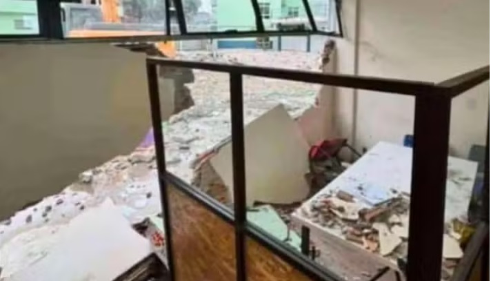 Trator derruba parede da UEA e deixa 4 alunos feridos em Manaus