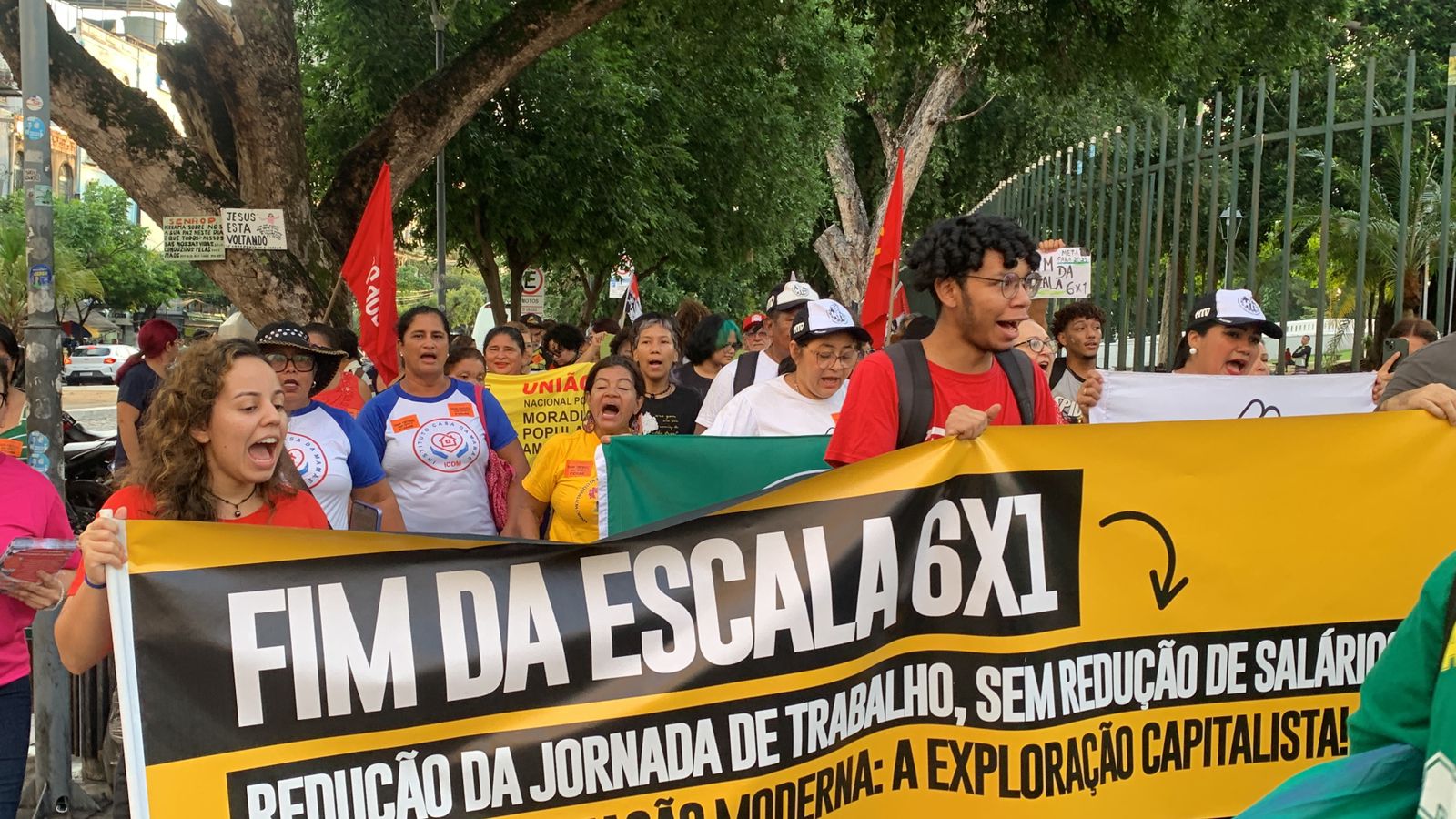 Manifestantes protestam contra anistia e fim da escala 6x1 em Manaus