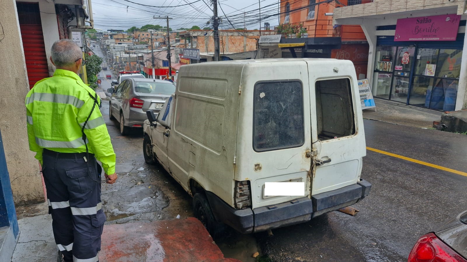 Carros velhos e abandonados são retirados das ruas de Manaus