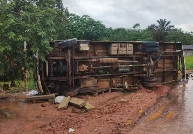 Ônibus tomba após bater em moto e deixa 4 feridos em Tefé