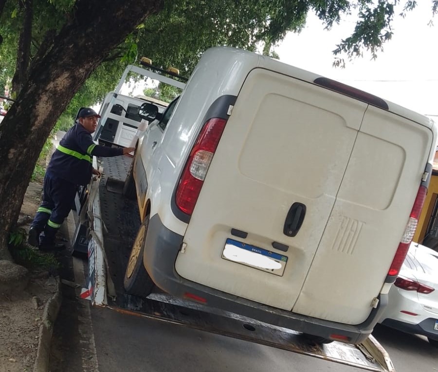 Carros estacionados em locais proibidos são guinchados em Manaus