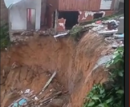 Deslizamento de barranco destrói duas casas após forte chuva no Mauazinho