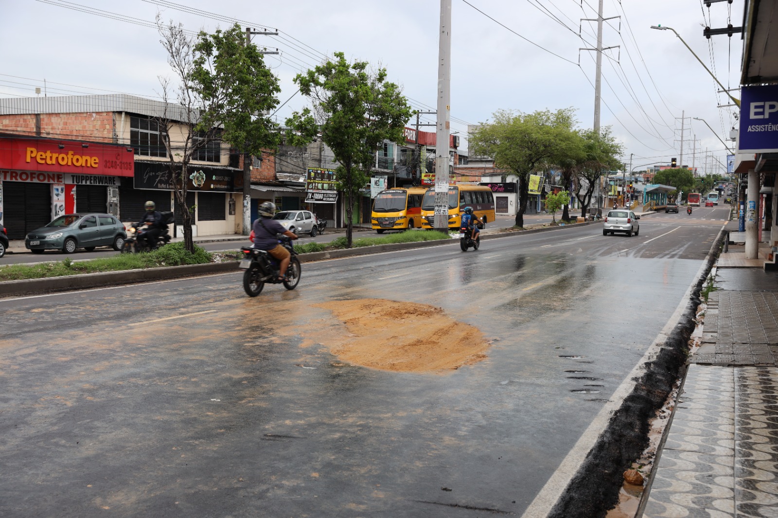 Obras em cratera são finalizadas após 5 horas na Avenida Autaz Mirim