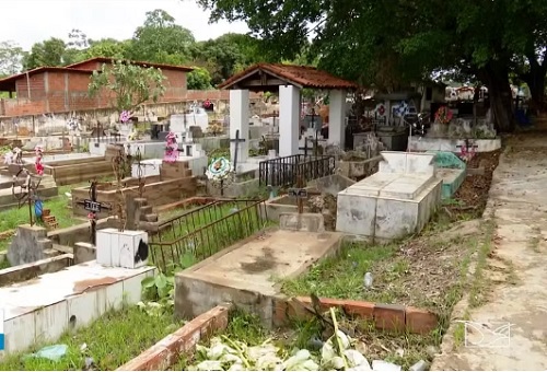 Moradores enterram parentes em ruas por falta de espaço em cemitério