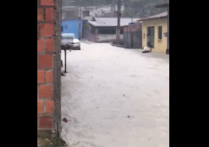 Manaus registra 13 ocorrências durante forte chuva