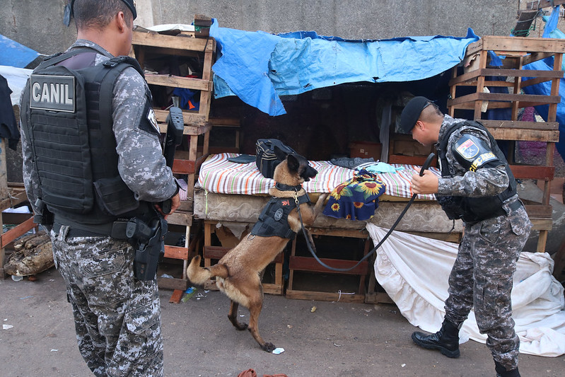 Três pessoas são presas após traficante distribuir drogas no Centro