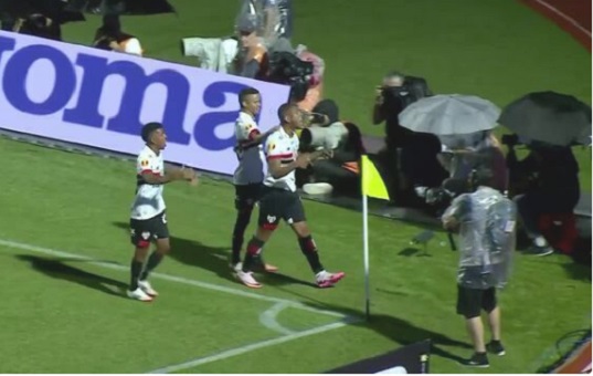 Ryan decide no fim, e São Paulo vence Portuguesa de virada no Pacaembu