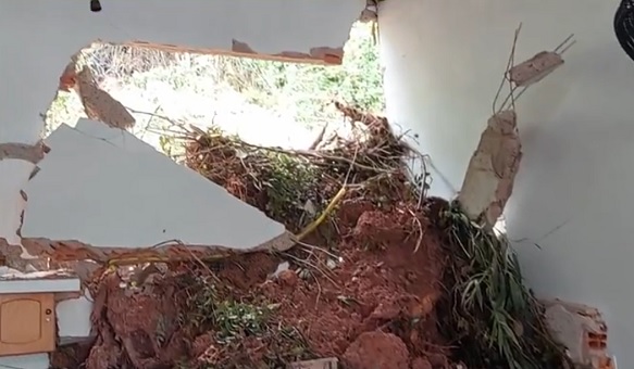 Deslizamento de terra destrói parte de igreja durante velório em Parintins