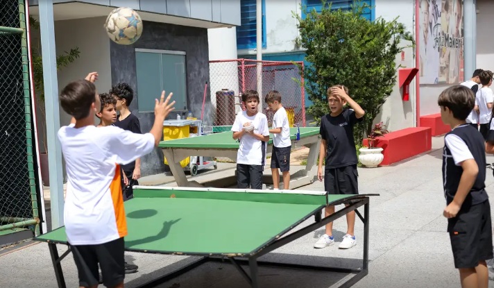 Governo regulamenta lei que restringe uso de celular na escola