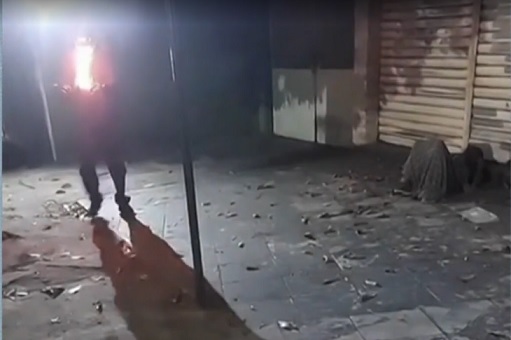 Adolescente é apreendido após incendiar morador de rua durante live
