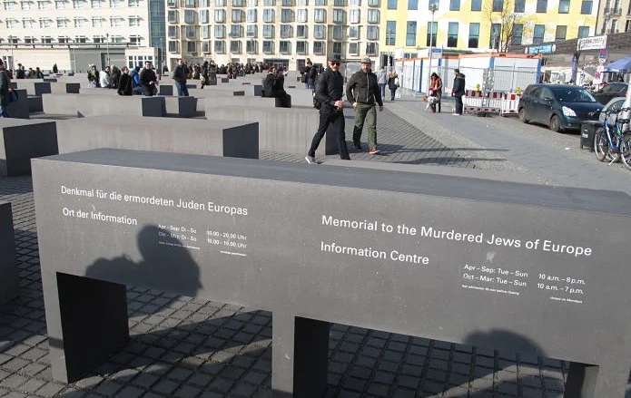 Homem é esfaqueado no Memorial do Holocausto em Berlim