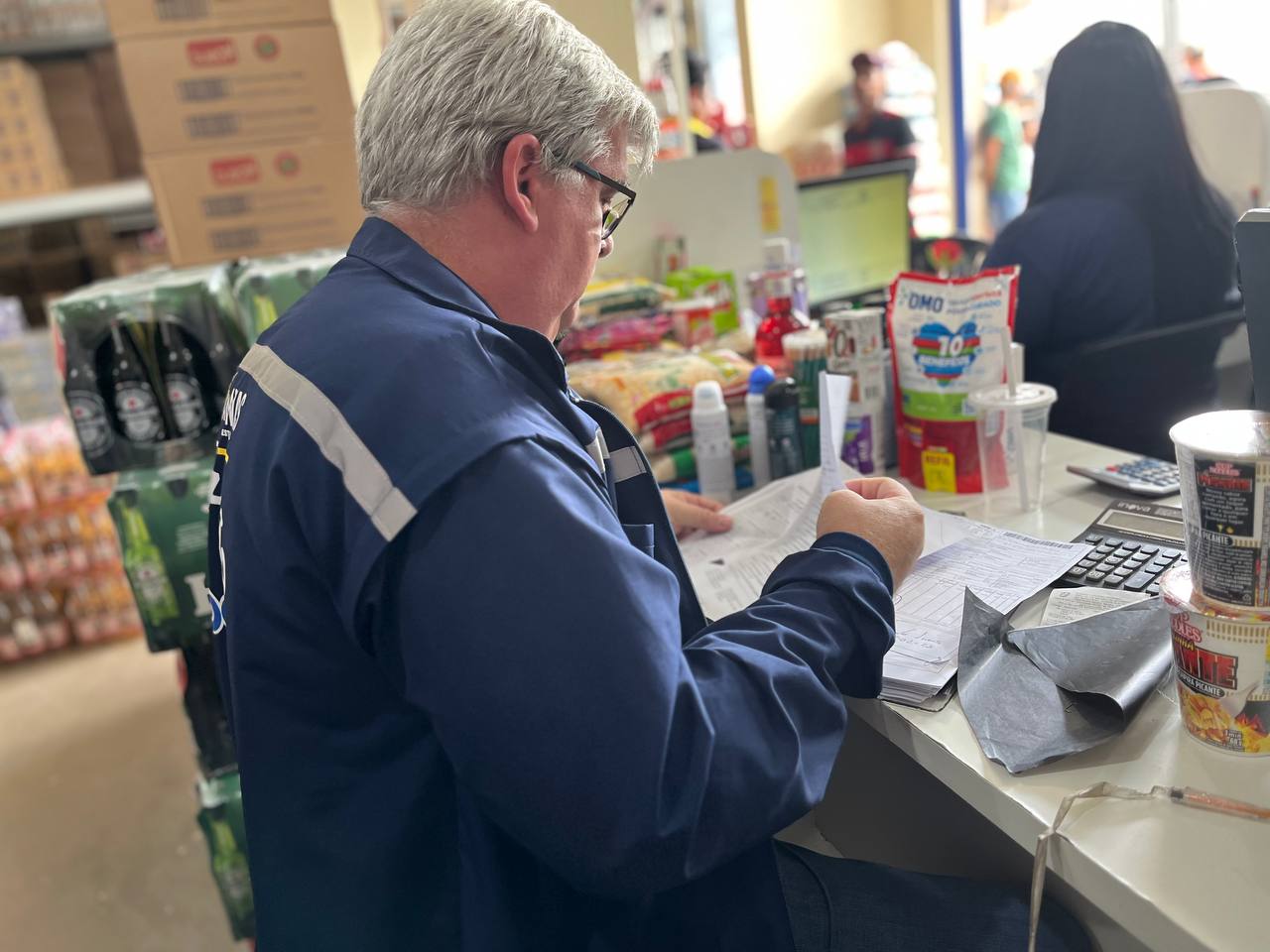 Cerca de 1,8 mil desodorantes são apreendidos em loja em Manaus