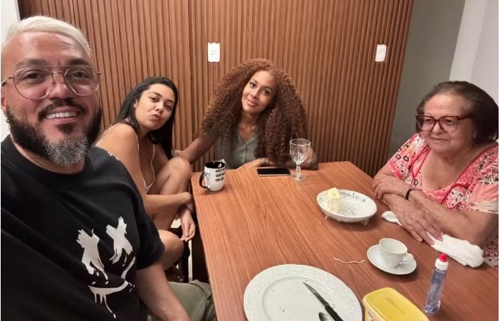 Belo publica foto com Giovanna durante 'chá da tarde' em família