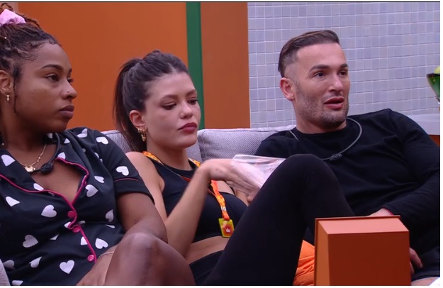 Central do Líder: Vitória Strada ouve conversa de brothers sobre votos