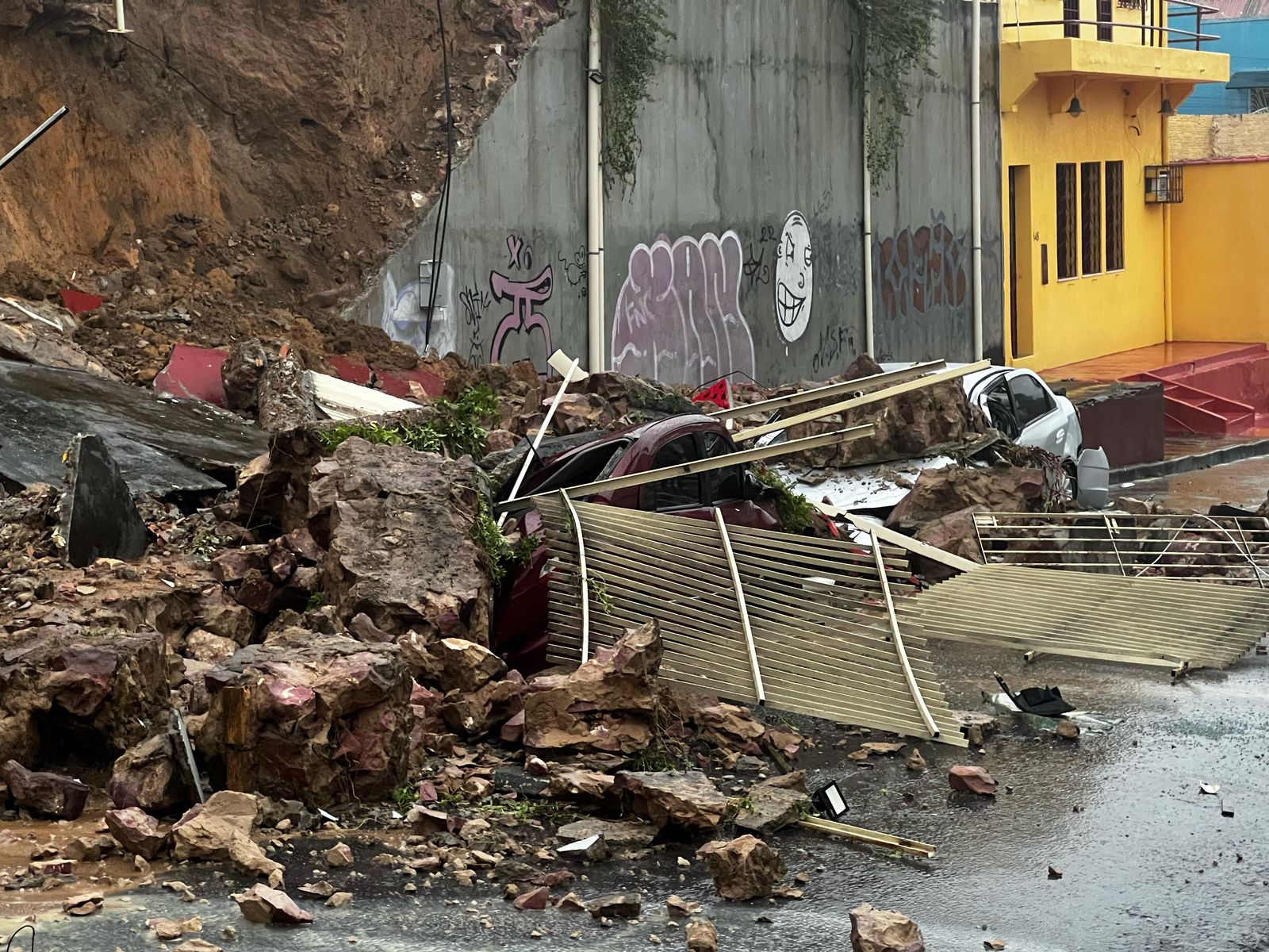 Mais de 10 ocorrências são registradas durante temporal em Manaus