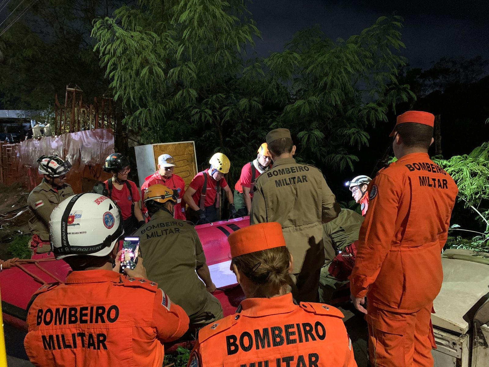 Mais de 65 pessoas são resgatadas de alagamentos durante temporal em Manaus