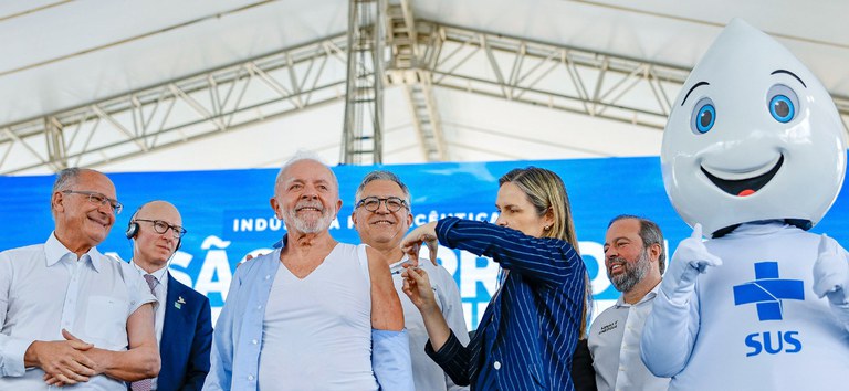 Presidente Lula é vacinado durante campanha contra a gripe em Minas Gerais