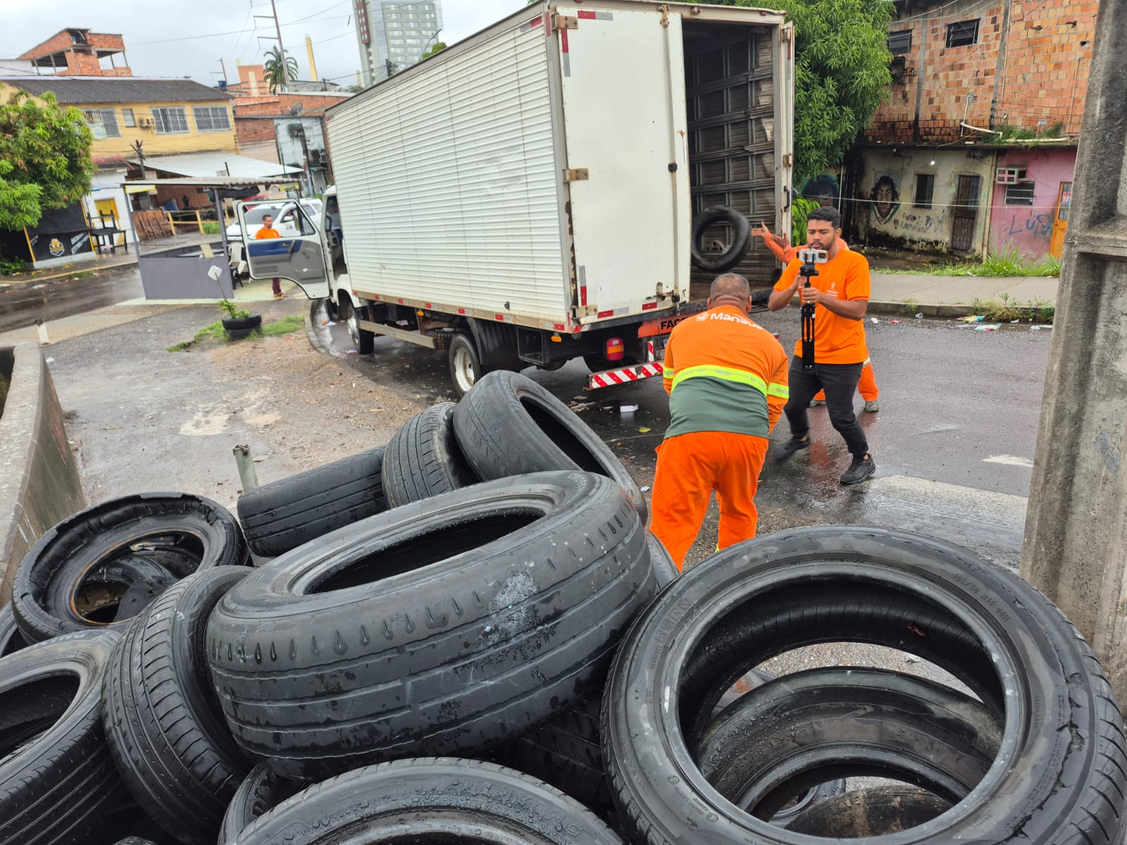Mais de 30 mil pneus jogados nas ruas são recolhidos em Manaus