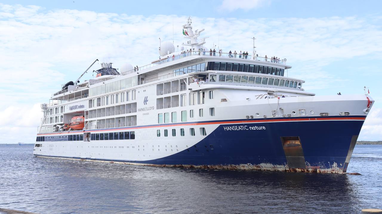 Navio Hanseatic Nature atraca em Manaus com mais de 400 turistas