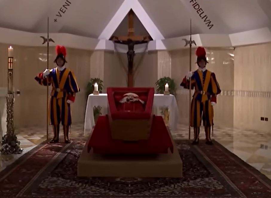 Vaticano divulga fotos do papa Francisco em caixão; velório começa amanhã