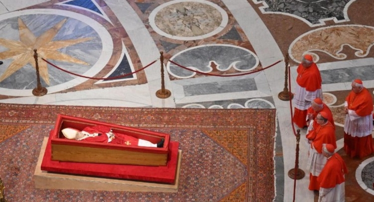 Preparação para receber corpo do papa Francisco muda rotina da basílica de Santa Maria Maior