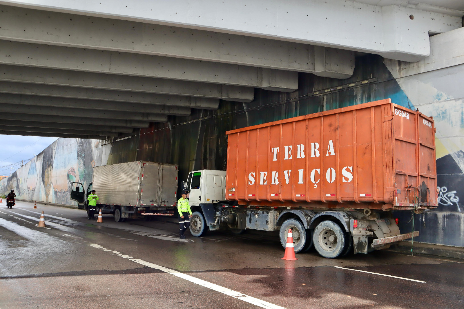 Motoristas de veículos pesados são autuados por irregularidades em Manaus