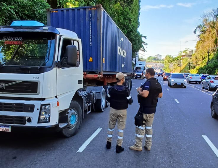 Operação Carga Pesada registra 76 irregularidades em veículos em Manaus