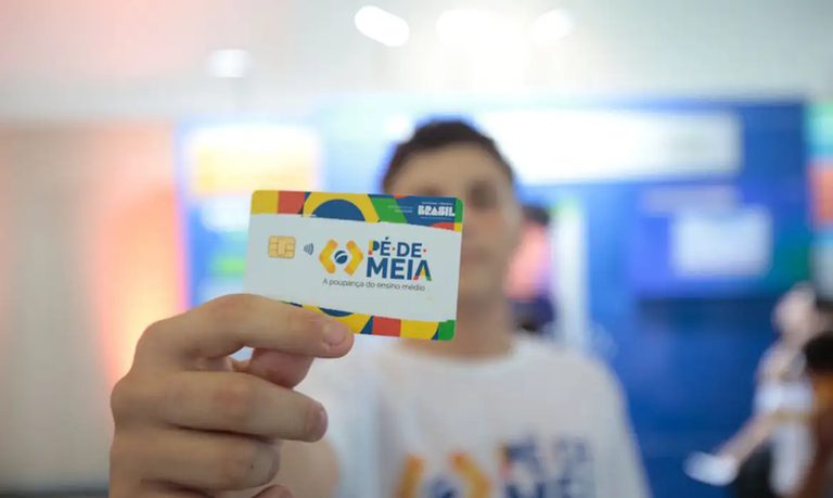 Estudantes recebem pagamento da 3ª parcela do Pé-de-Meia
