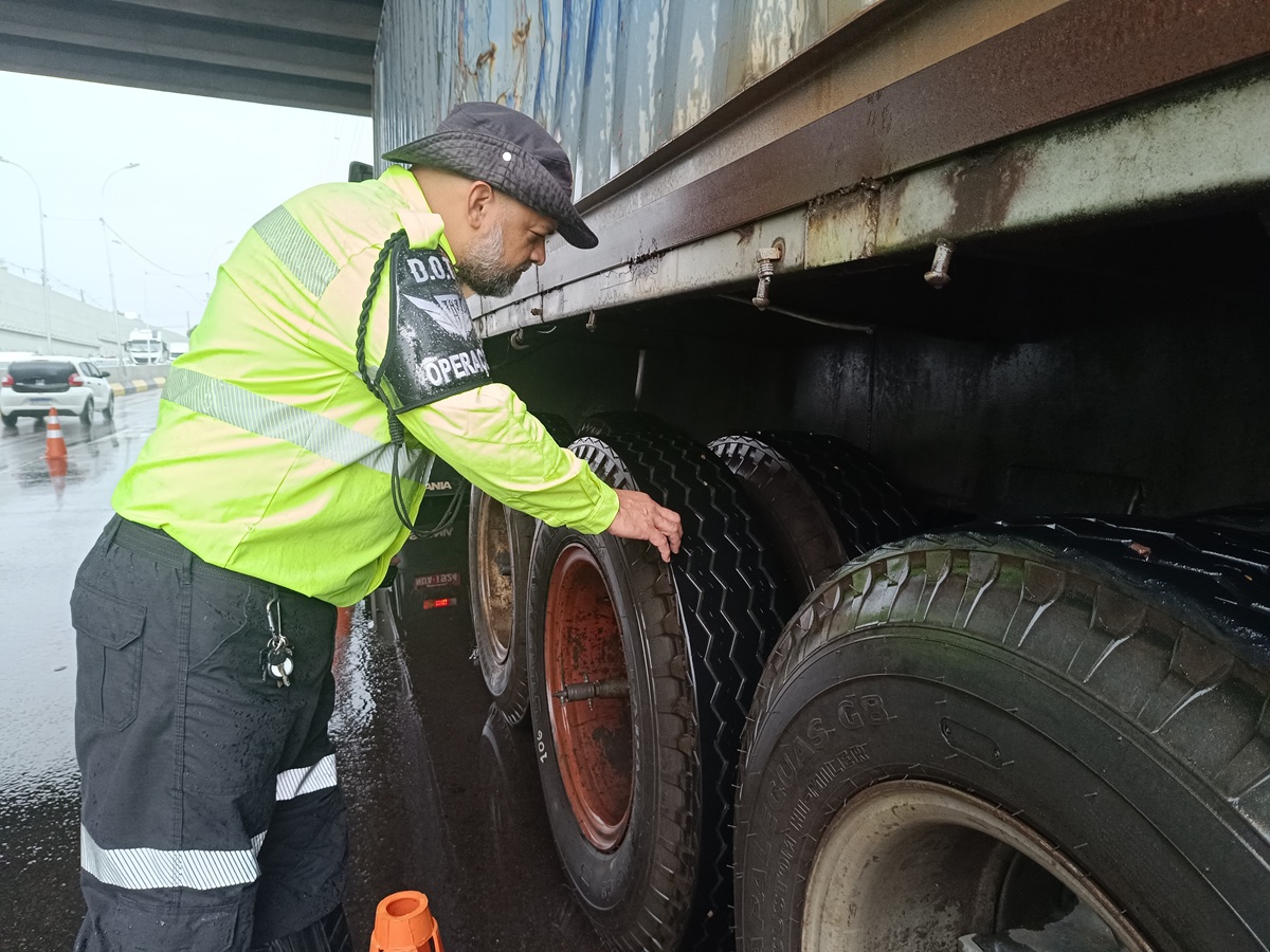 Fiscalização de caminhões registra 47 autuações na Avenida das Torres