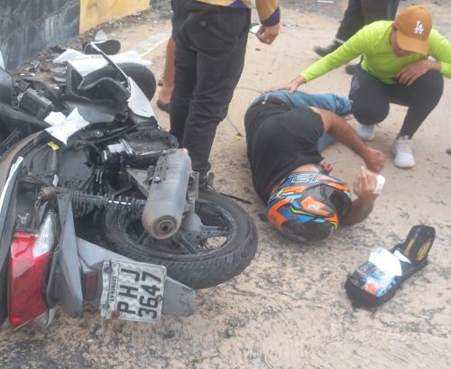 Casal é arremessado de moto após ser atingido por carro em Flores
