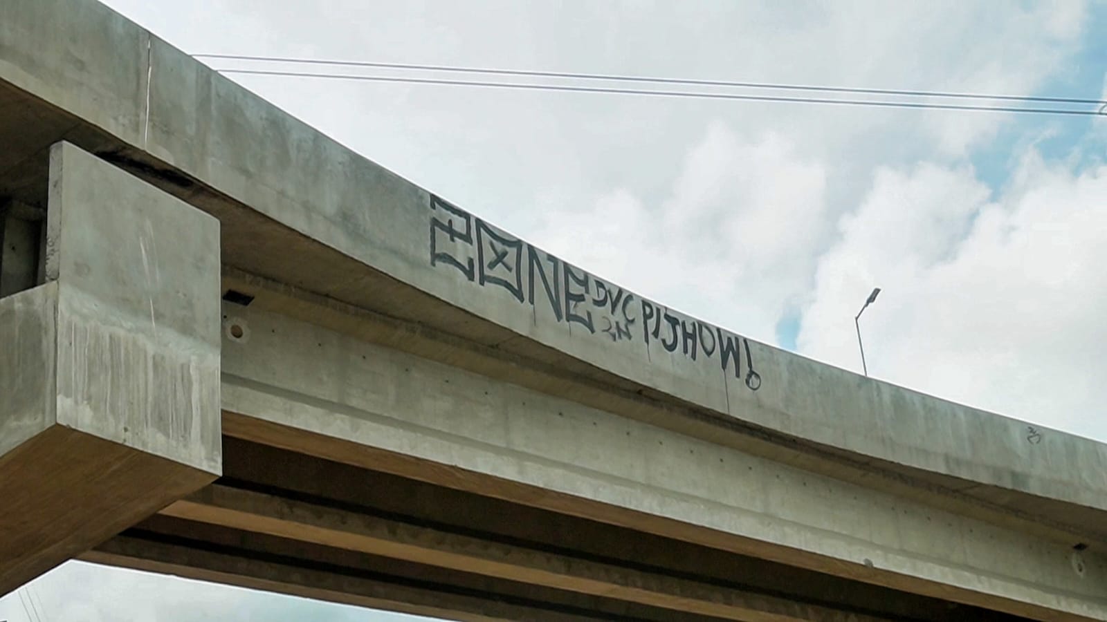 Viaduto Rei Pelé é alvo de vandalismo em Manaus