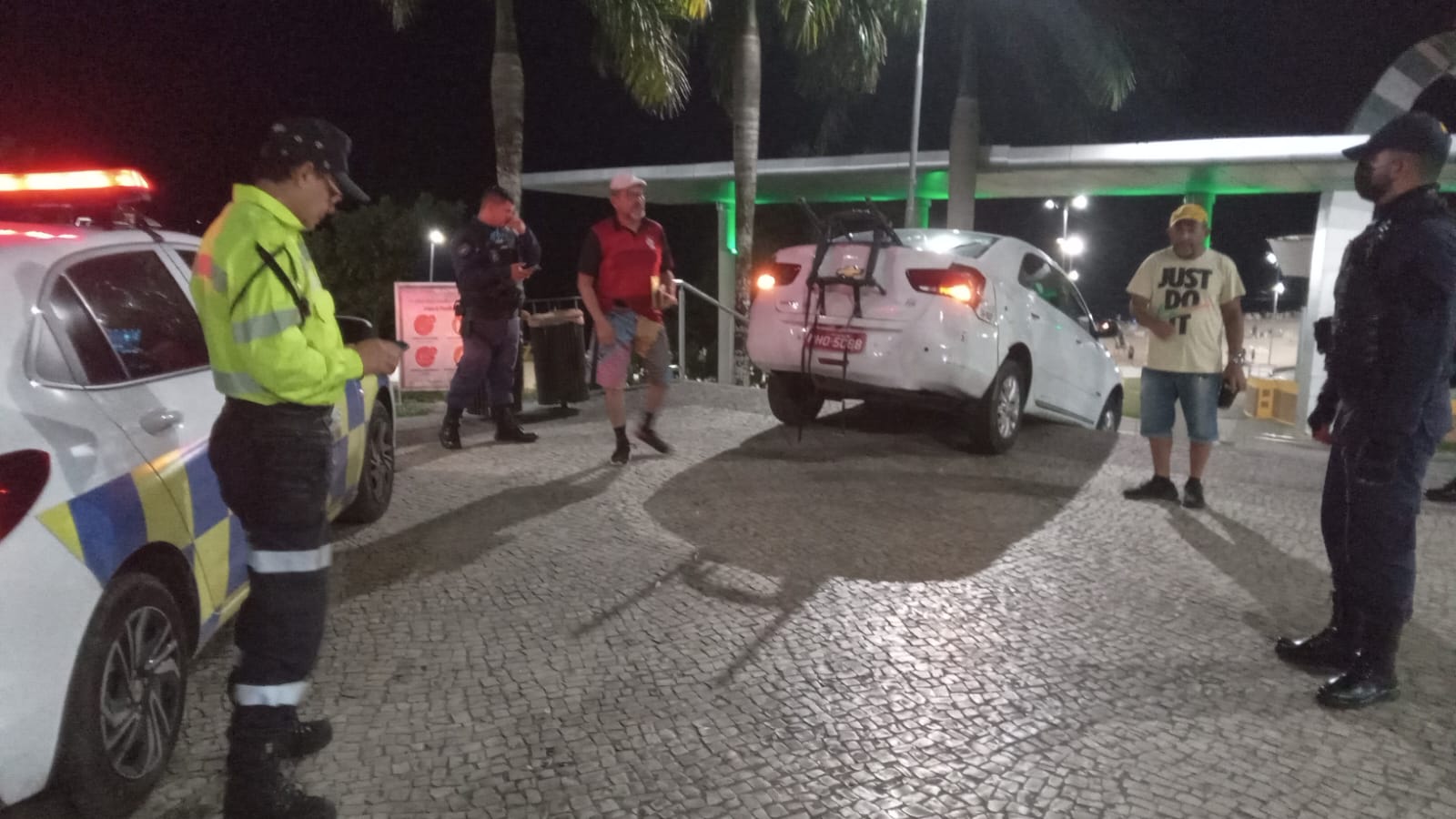 Taxista erra trajeto e invade escadaria do anfiteatro da Ponta Negra