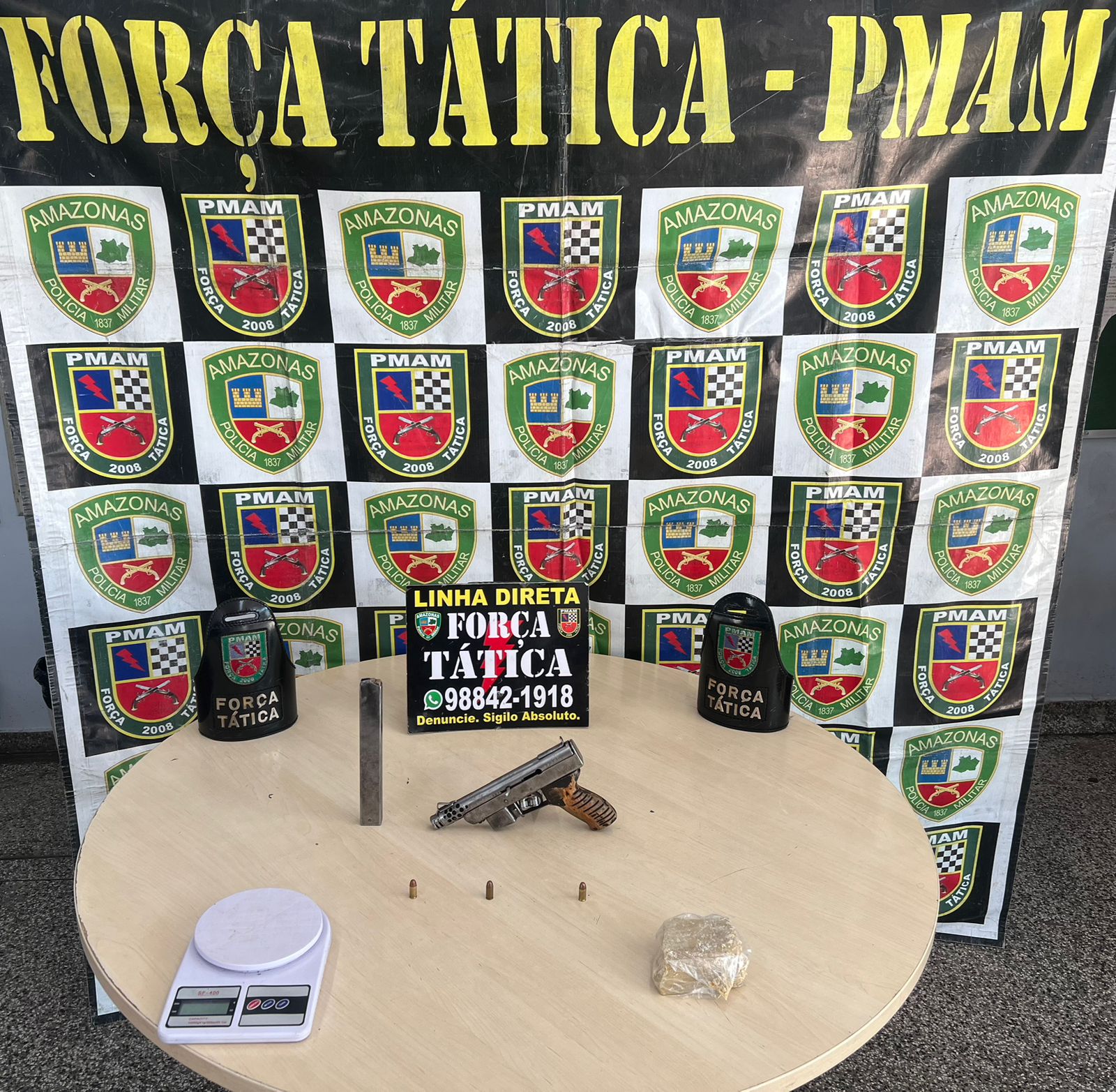 Homem foge e abandona submetralhadora artesanal ao ver a polícia em Manaus