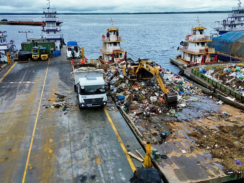 Operação de transbordo de lixo do rio Negro acontece neste domingo