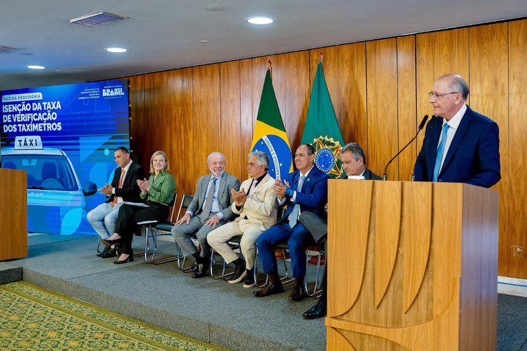 Governo anuncia fim de taxa para taxistas
